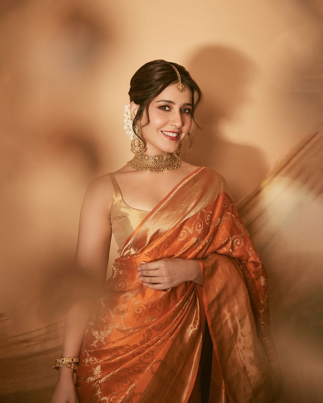 Raashi Khanna bold images