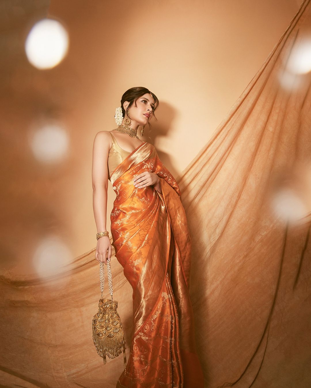 Raashi Khanna Hot Pics