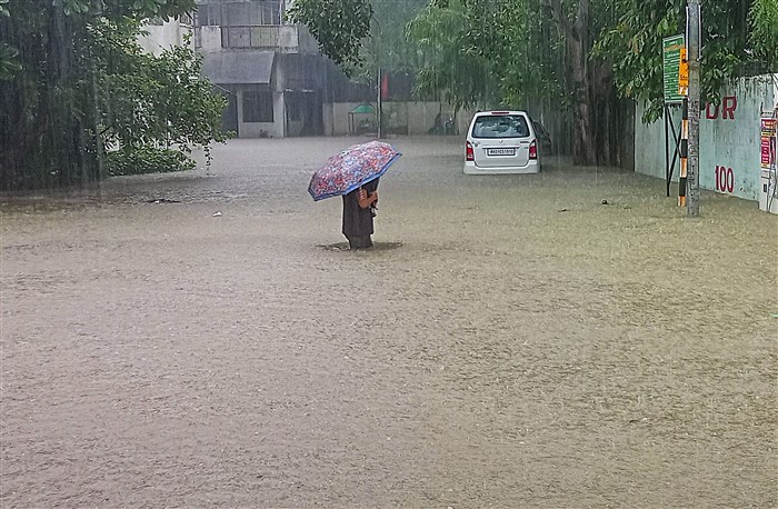Photos: ದೇಶದೆಲ್ಲೆಡೆ ಭಾರೀ ಮಳೆ- ವರುಣ ಅರ್ಭಟಕ್ಕೆ ರಸ್ತೆ, ಸೇತುವೆ ಮುಳುಗಡೆ ...