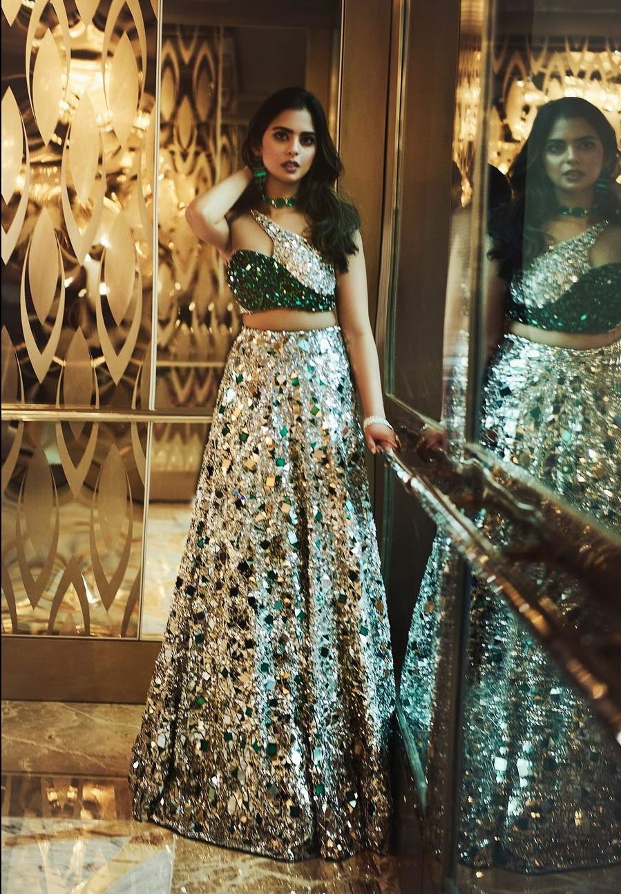 one-shoulder bralette and skirt set is an ideal couture look for the modern Indian woman's ethnic wear collection. The bralette features shimmering green and silver crystal.
