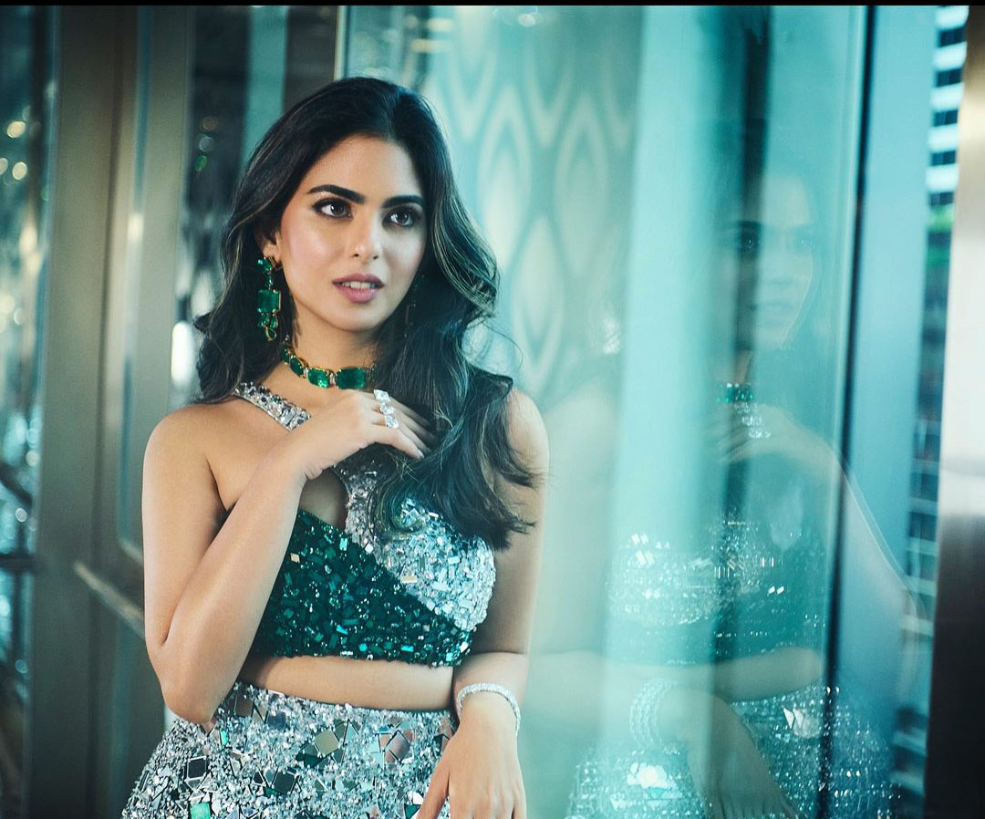 Isha styled this ensemble with emerald and diamond jewels such as earrings, a choker necklace.
