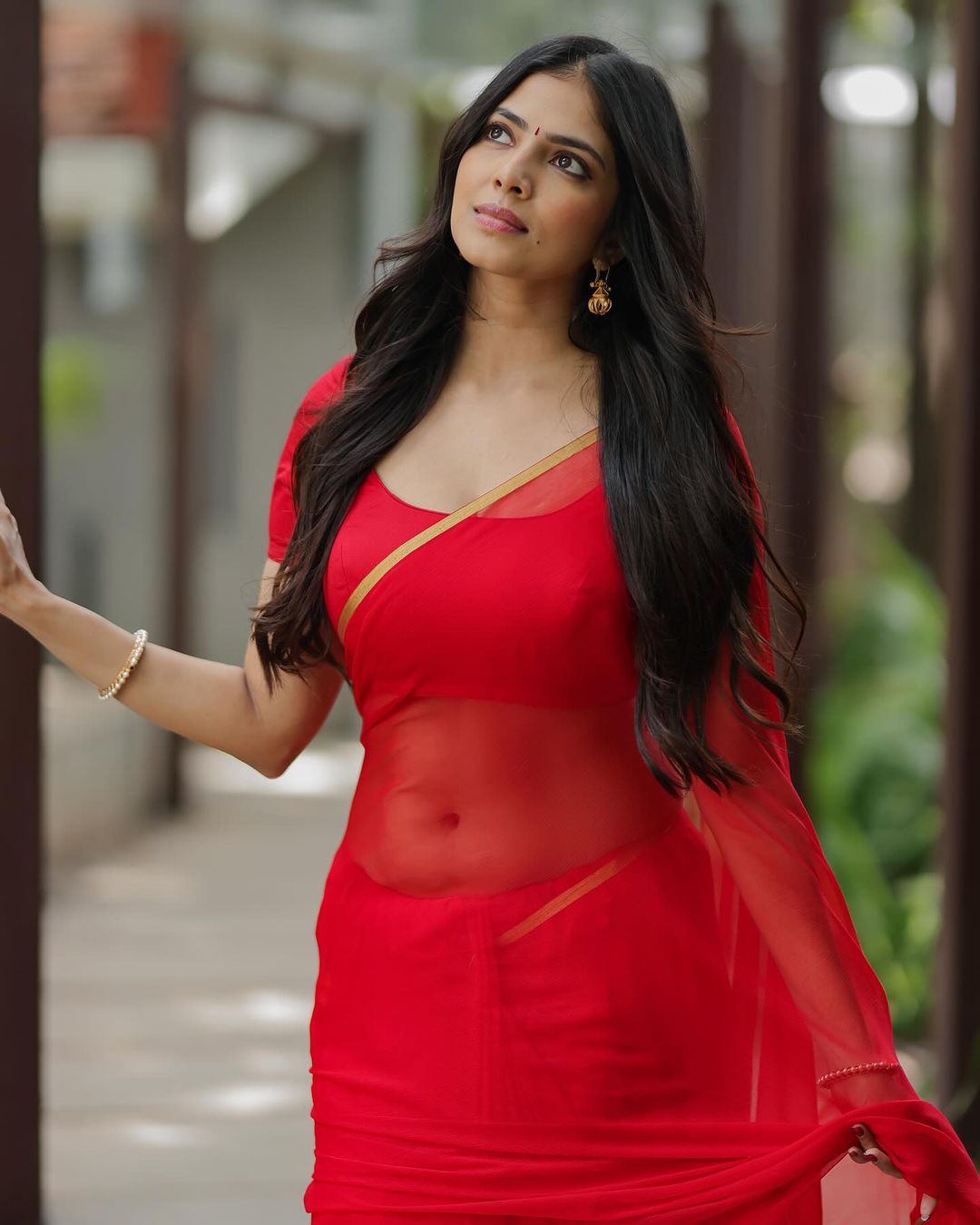 Malavika Mohanan  glamour show in saree