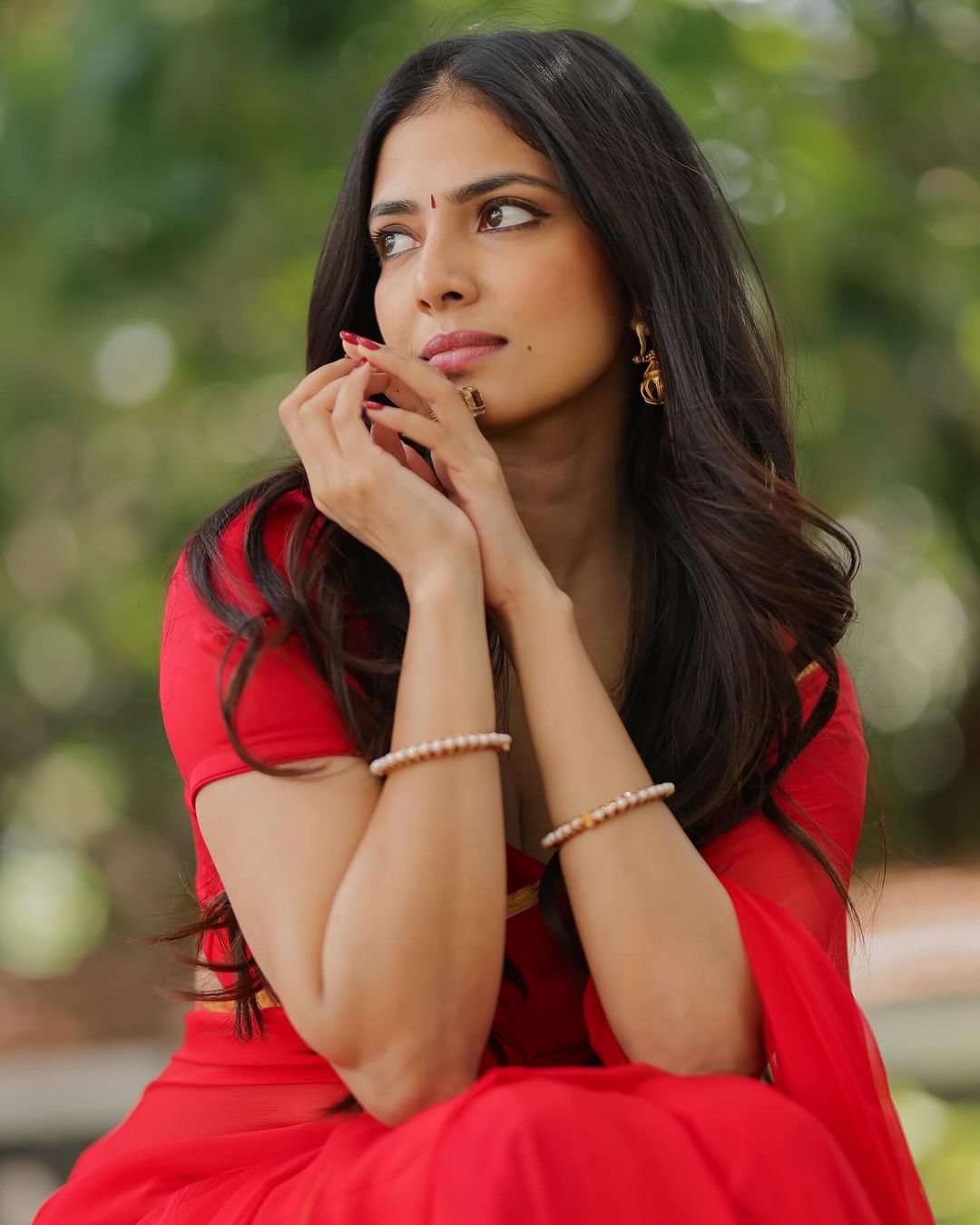 Malavika Mohanan  glamour show in saree