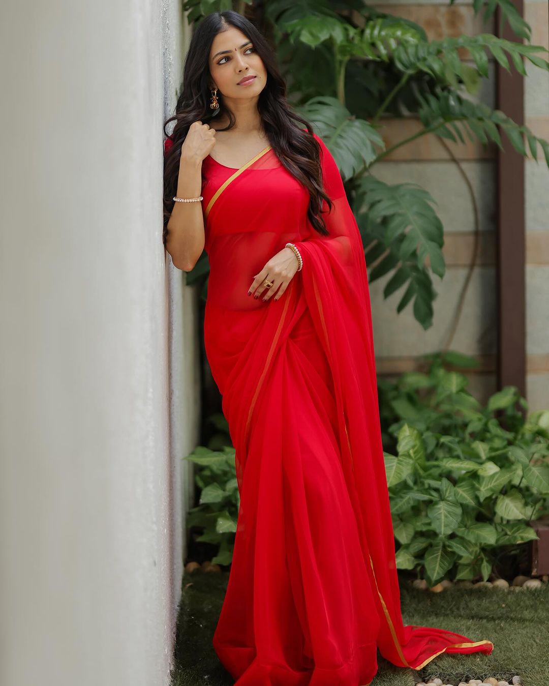 Malavika Mohanan  glamour show in saree