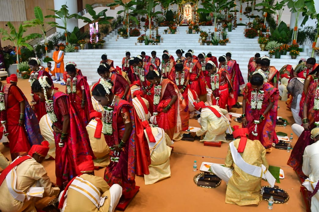 800 people gathered at the Reliance Corporate Park (RCP) in Navi Mumbai to witness 50 couples get married.