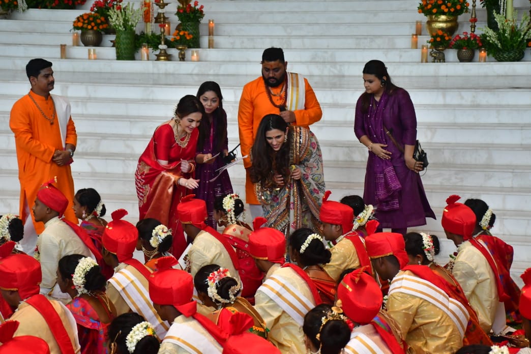 Nita Ambani and her daughter Isha Ambani Piramal also gifted each bride a cheque of Rs 1.01 lakh as 'streedhan'.