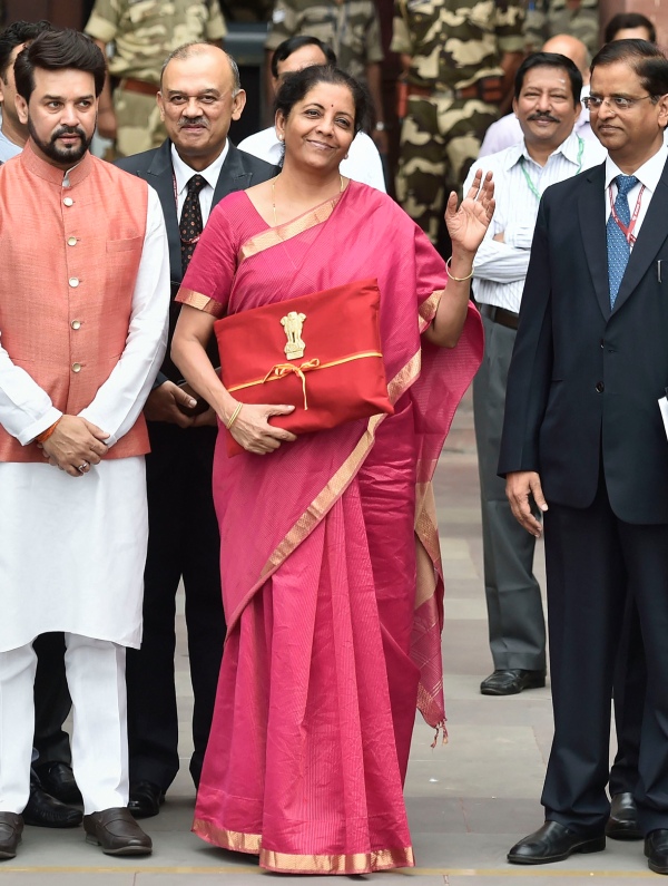 Union Budget: निर्मला सीतारमण ने किस साल बजट के दौरान पहनी कौन से रंग की  साड़ी? जानिए गुलाबी से नीले तक, किस रंग का है क्या महत्व | Nirmala  Sitaraman Budget Looks