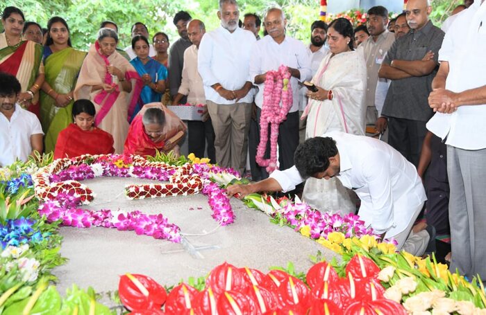 పులివెందులలో వైఎస్ఆర్ జయంతి.. భావోద్వేగానికి గురైన విజయమ్మ, జగన్ మోహన్ ...
