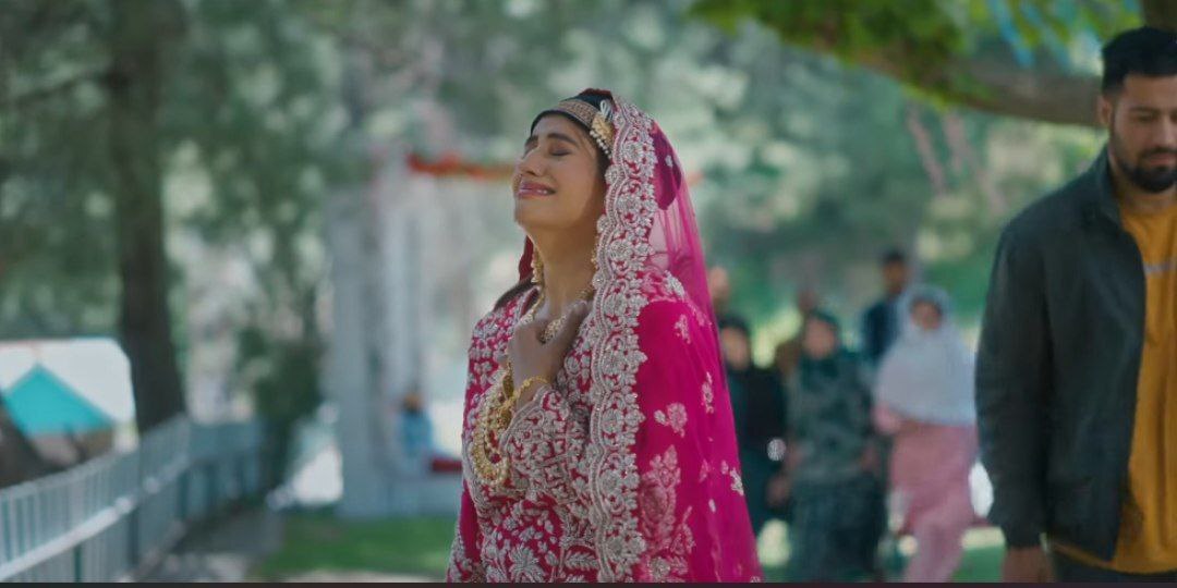 Akshara Singh new song aisi jagah le jaa photos