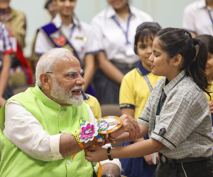 Modir Raksha దేశ వ్యాప్తంగా రక్షా బంధన్ వేడుకులు.. ప్రధాని మోదీకి రాఖీ కట్టిన ...