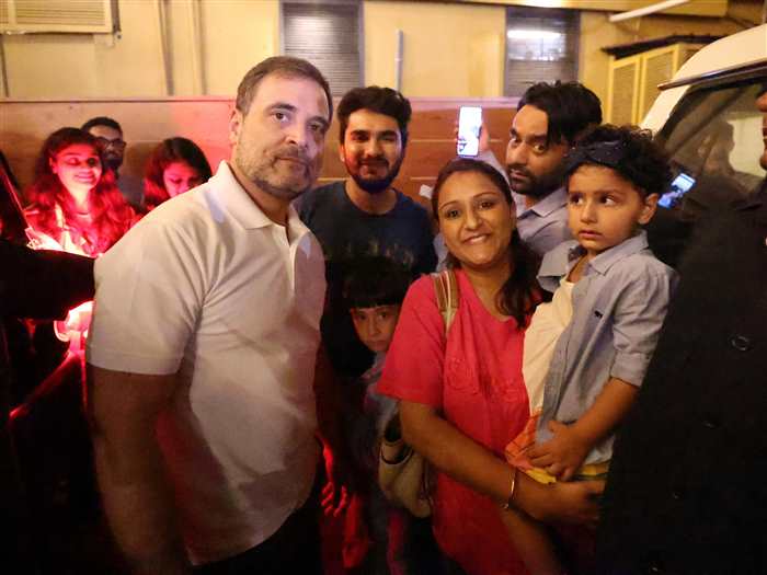 Rahul Gandhi’s Srinagar Visit: Enjoys Ice Cream at Lal Chowk’s Top Eatery