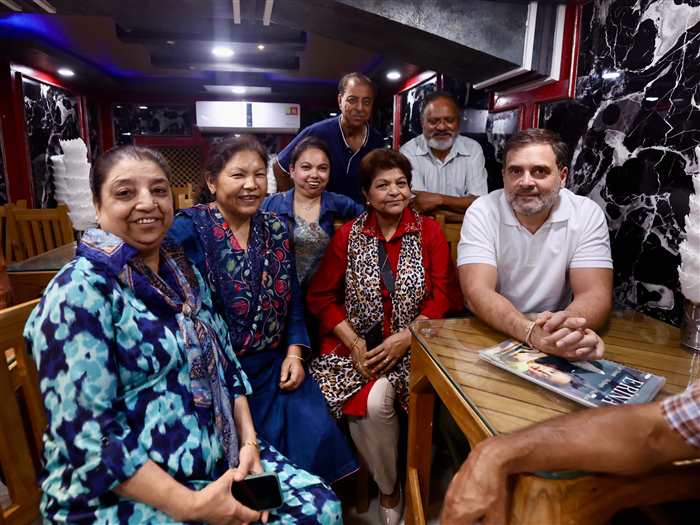 Rahul Gandhi’s Srinagar Visit: Enjoys Ice Cream at Lal Chowk’s Top Eatery
