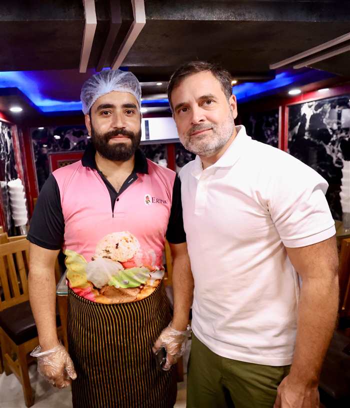 Rahul Gandhi’s Srinagar Visit: Enjoys Ice Cream at Lal Chowk’s Top Eatery