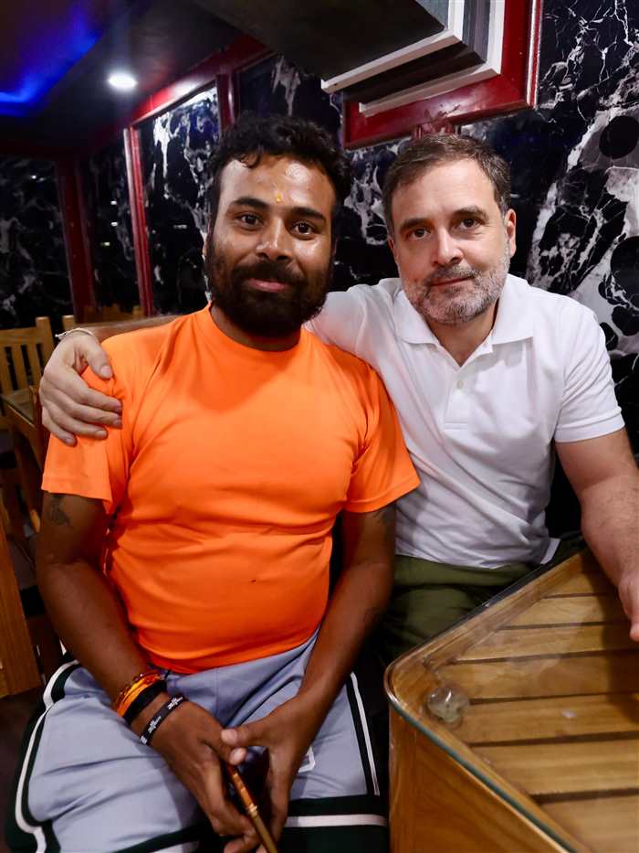 Rahul Gandhi’s Srinagar Visit: Enjoys Ice Cream at Lal Chowk’s Top Eatery