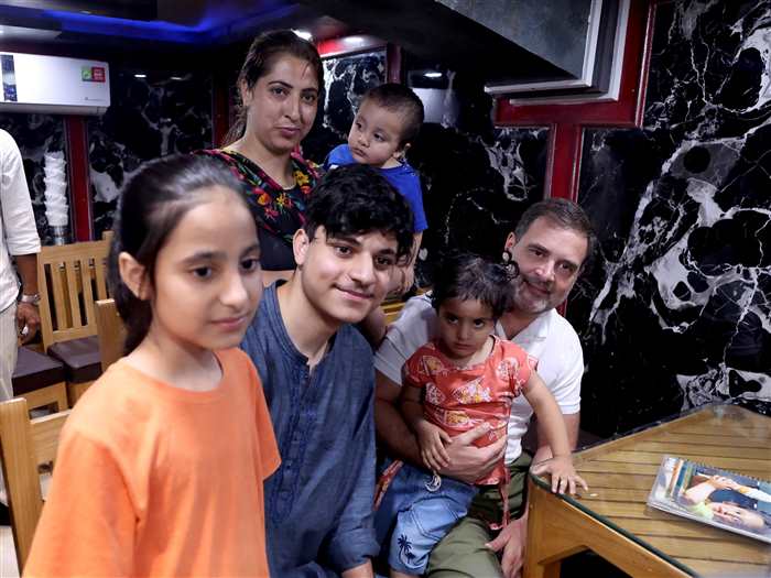 Rahul Gandhi’s Srinagar Visit: Enjoys Ice Cream at Lal Chowk’s Top Eatery