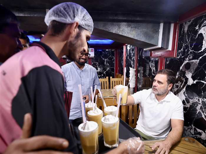 Rahul Gandhi’s Srinagar Visit: Enjoys Ice Cream at Lal Chowk’s Top Eatery