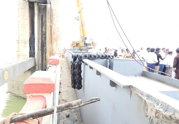 Tungabhadra Dam Installation Of Second Temporary Stoplogs To Crest Gate