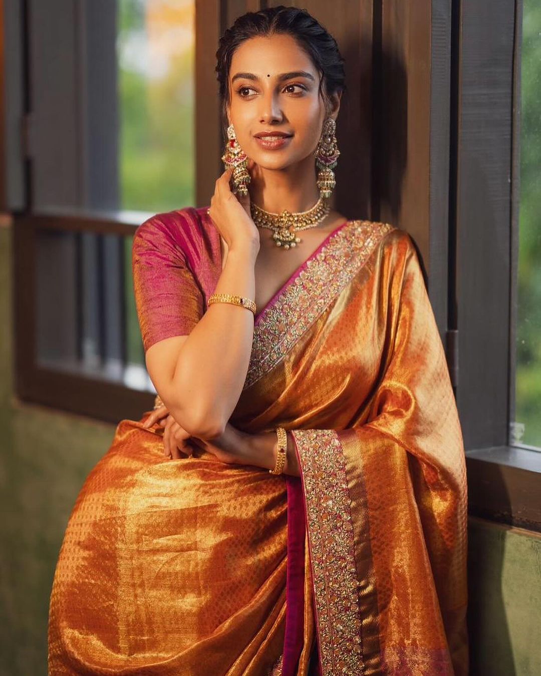 Meenakshii Chaudhary Latest photos