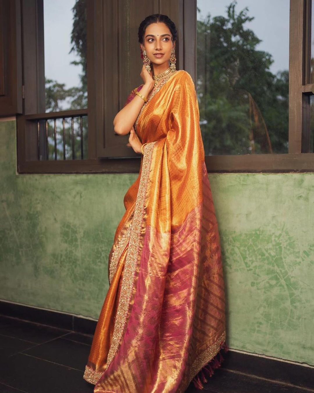 Meenakshii Chaudhary Latest photos