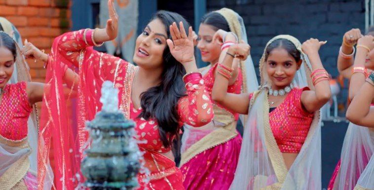 Bhojpuri Bhakti Song: 'चल ए सखी आरती उतारे' भोजपुरी देवी गीत में माही श्रीवास्तव का दिखा अनोखा अंदाज
