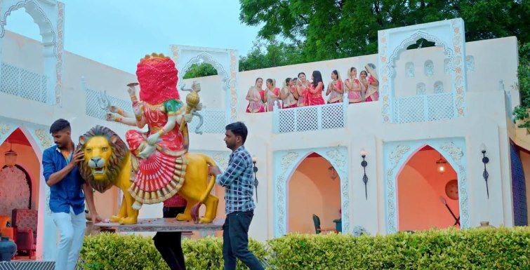 Mahi Srivastava's unique style in bhojpuri bhakti song