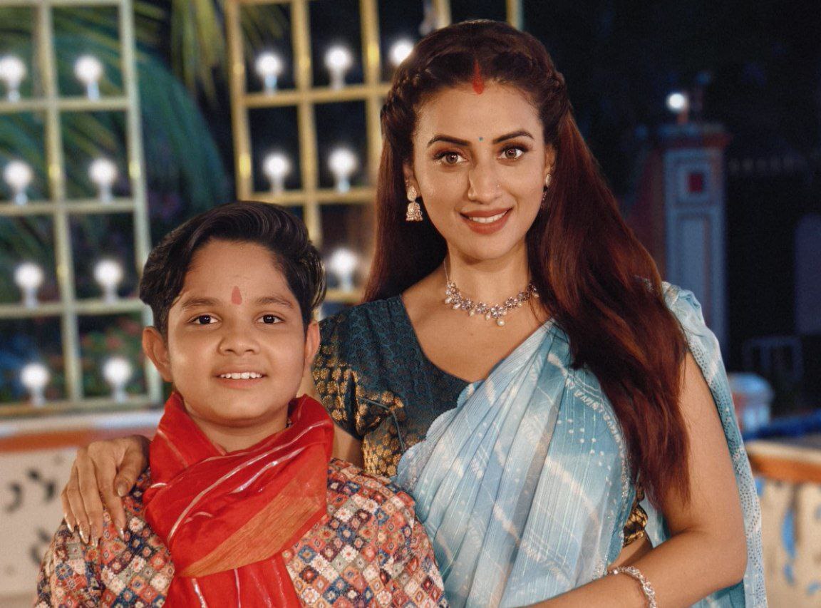 Bhojpuri Devotional Song 'Devar Sathe Darshan Mai Ke'