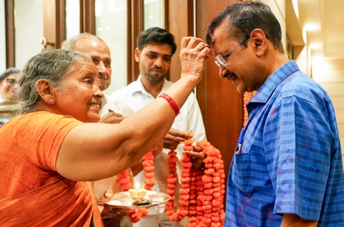 Delhi CM Arvind Kejriwal Blessed By Parents When He Arrives At His Residence