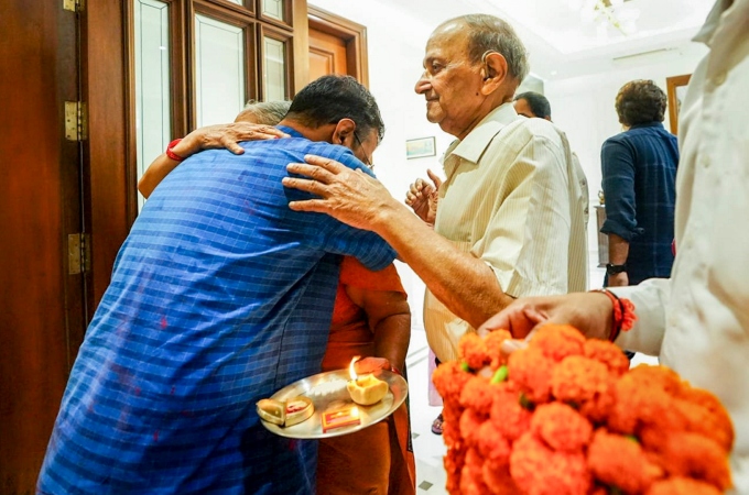 Delhi CM Arvind Kejriwal Blessed By Parents When He Arrives At His Residence