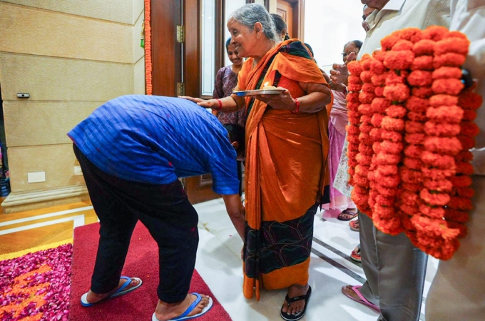Delhi CM Arvind Kejriwal Blessed By Parents When He Arrives At His Residence