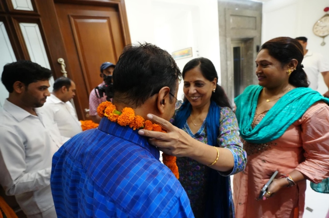 Delhi CM Arvind Kejriwal Blessed By Parents When He Arrives At His Residence