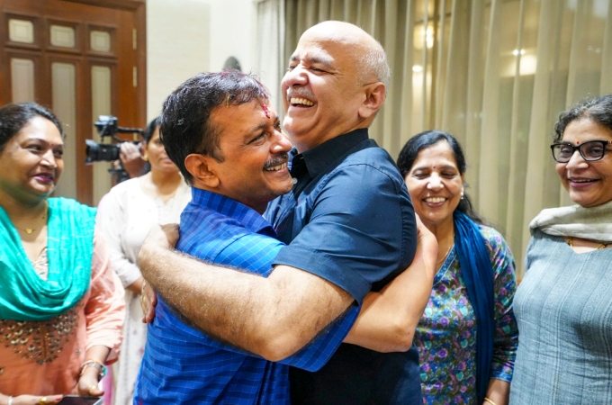 Delhi CM Arvind Kejriwal Blessed By Parents When He Arrives At His Residence