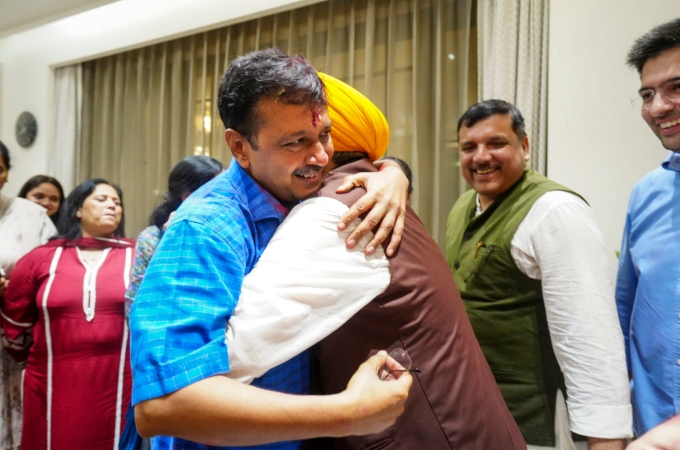 Delhi CM Arvind Kejriwal Blessed By Parents When He Arrives At His Residence