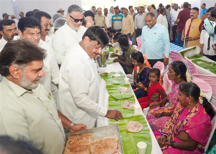 Mysuru Dasara 2024 Mahouts Kavadis Special Breakfast With Minister HC Mahadevappa