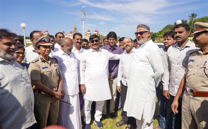 Mysuru Dasara 2024 Mahouts Kavadis Special Breakfast With Minister HC Mahadevappa