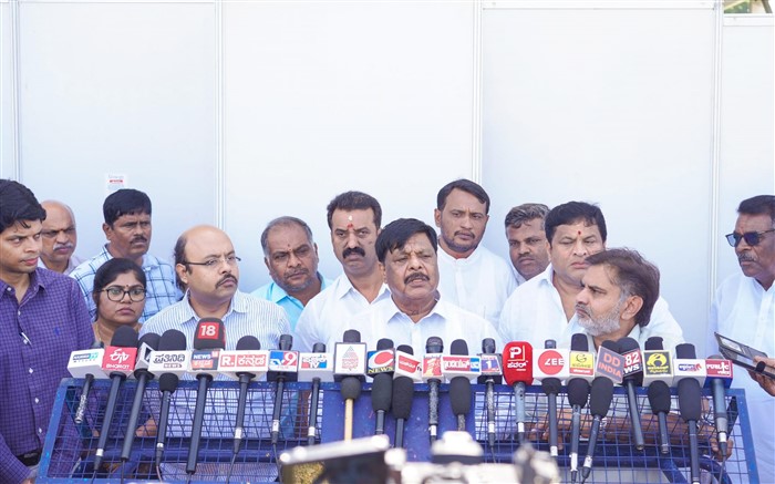 Mysuru Dasara 2024 Mahouts Kavadis Special Breakfast With Minister HC Mahadevappa