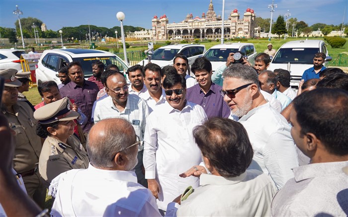 Mysuru Dasara 2024 Mahouts Kavadis Special Breakfast With Minister HC Mahadevappa