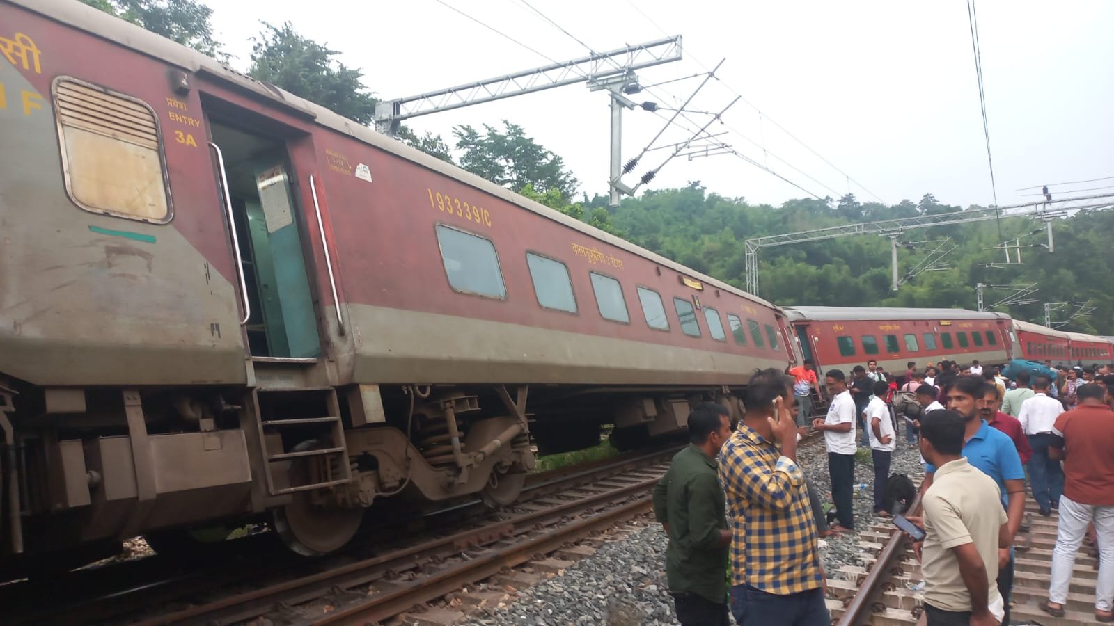 Assam Train Accident: ಹಳಿತಪ್ಪಿದ ಅಗರ್ತಲಾ-ಲೋಕಮಾನ್ಯ ತಿಲಕ್ ಎಕ್ಸ್‌ಪ್ರೆಸ್ ರೈಲು |  Assam Train Accident: Agartala-Lokmanya Tilak Express Derails - Oneindia  Kannada