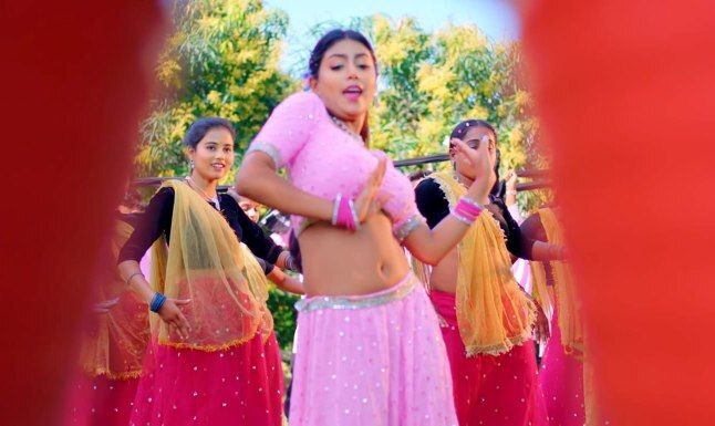 Bhojpuri Song: माही श्रीवास्तव को हुआ प्यार, गोल्डी यादव से कहा- 'सोना जइसन गुन बा इयार में’