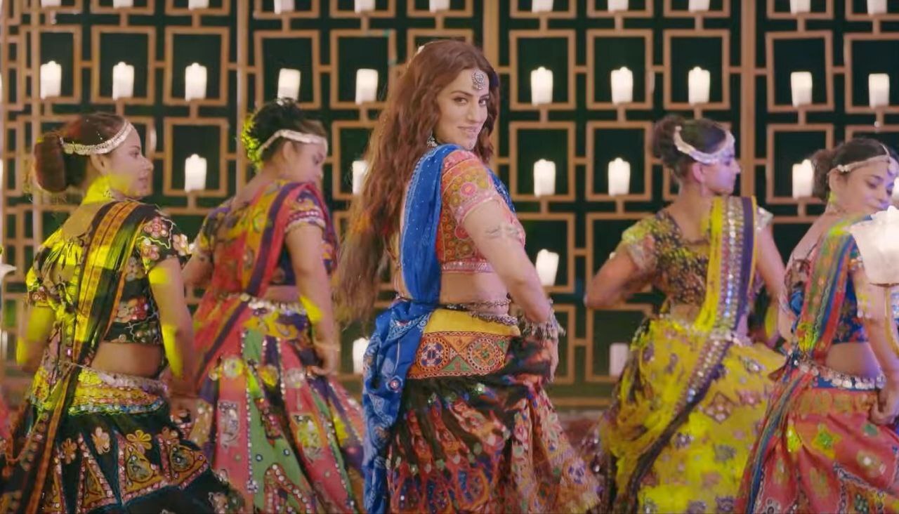 Photos: गरबा और डांडिया स्पेशल गाना ‘चाँद की चकोरी’ में बला की खूबसूरत लग रही में अक्षरा सिंह