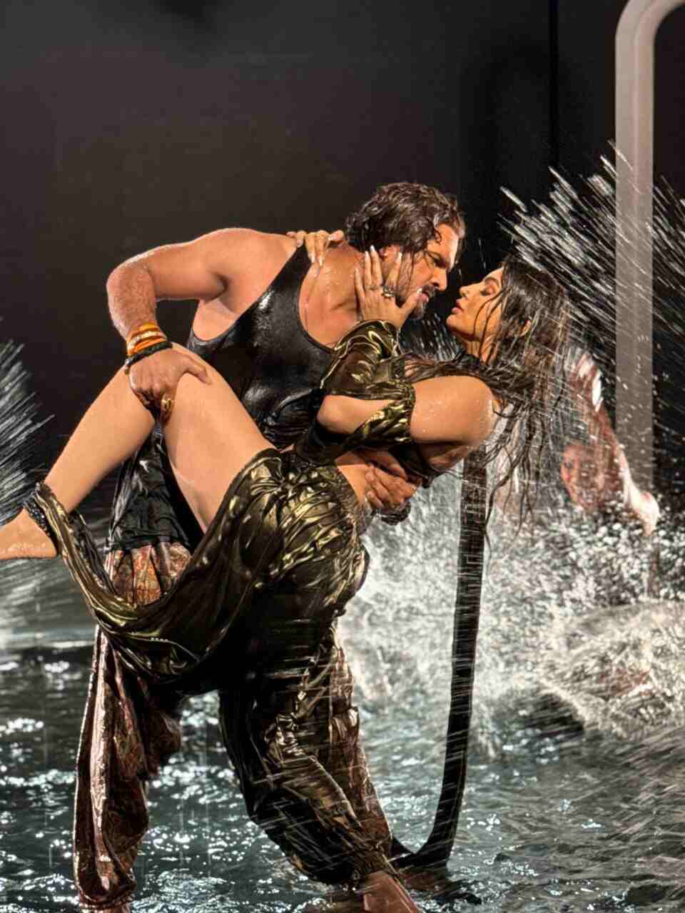 राजाराम का पहला गाना 'चुम्मा चुम्मा'