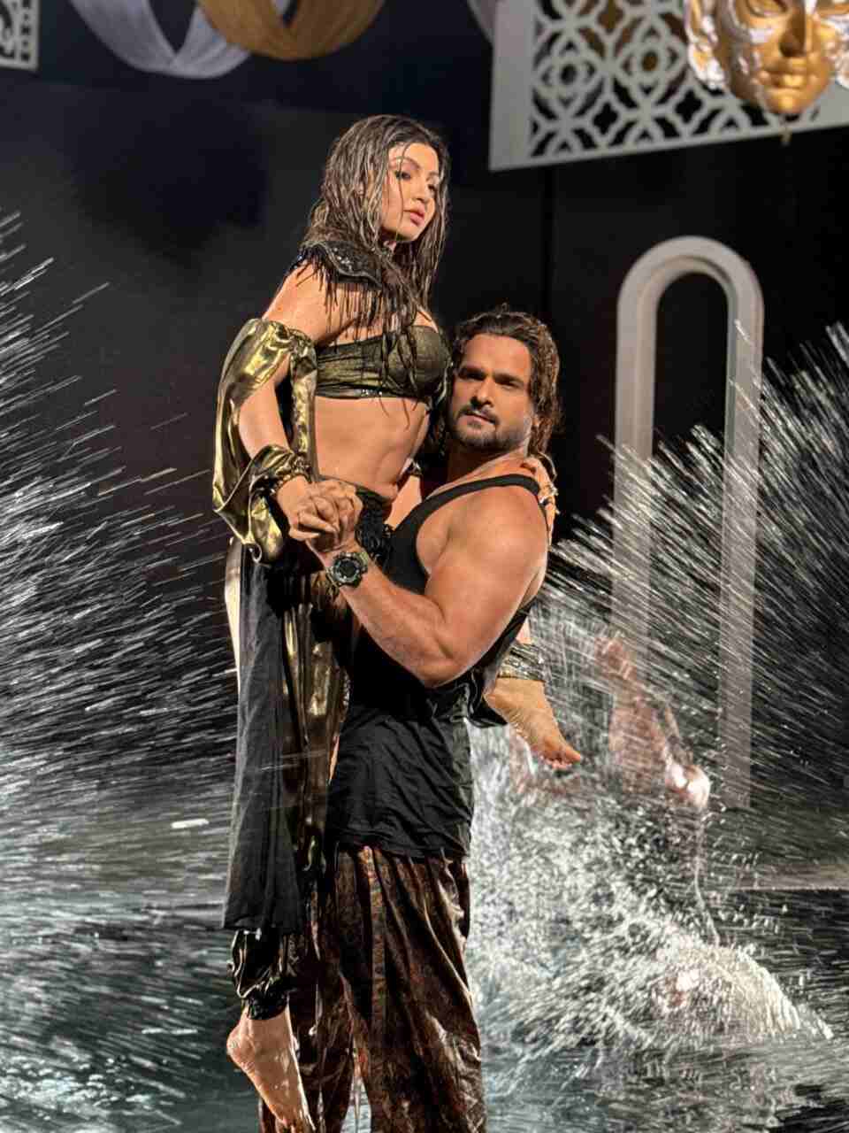 खेसारीलाल यादव आकांक्षा पुरी की दमदार एंट्री