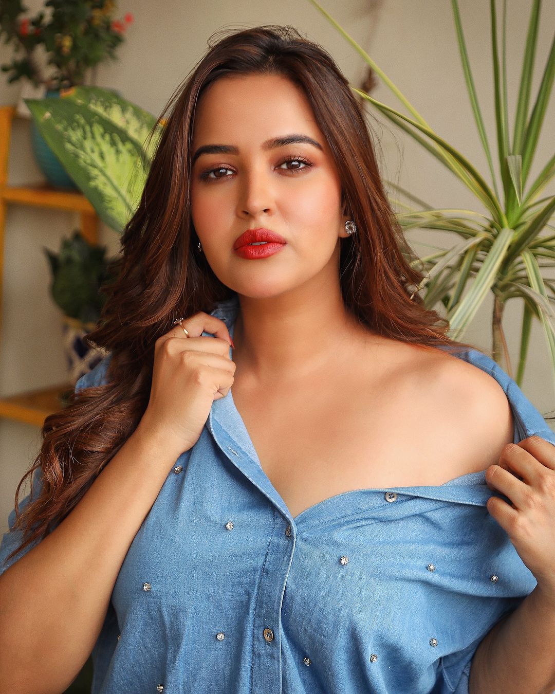 Pujita Ponnada sizzling beauty show