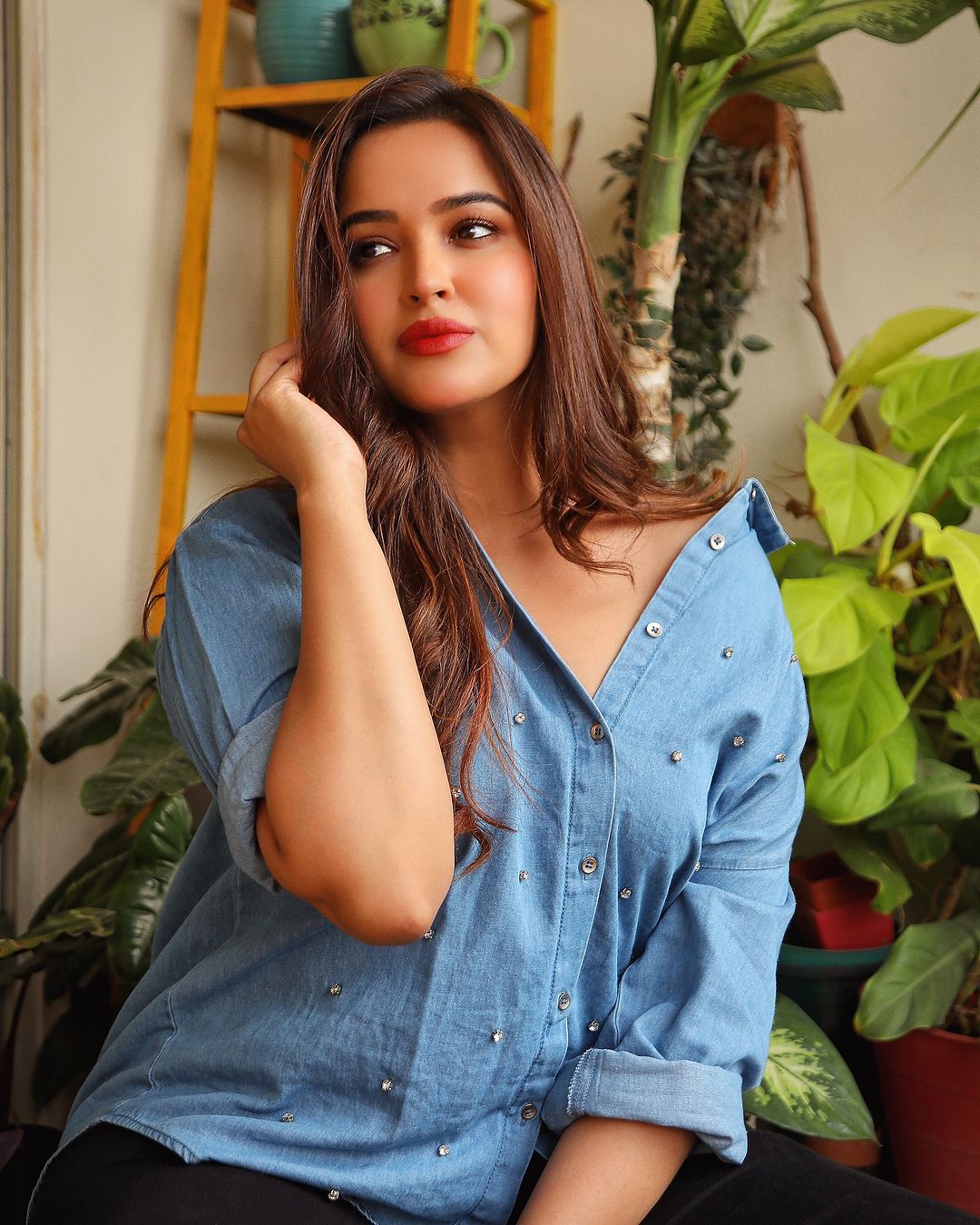 Pujita Ponnada sizzling beauty show