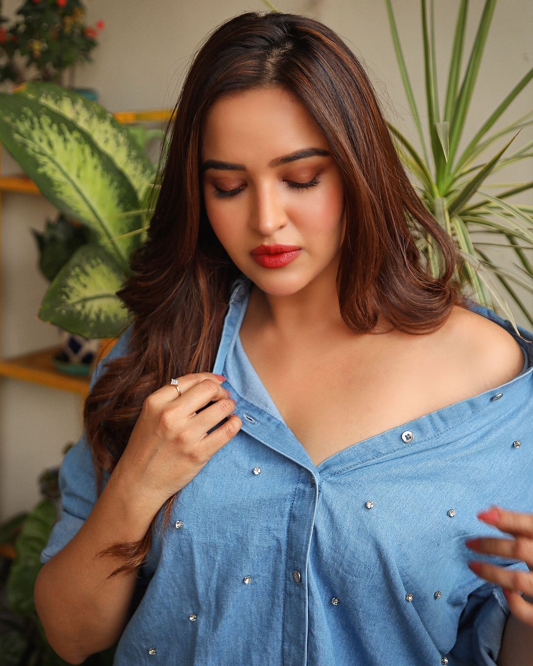 Pujita Ponnada sizzling beauty show