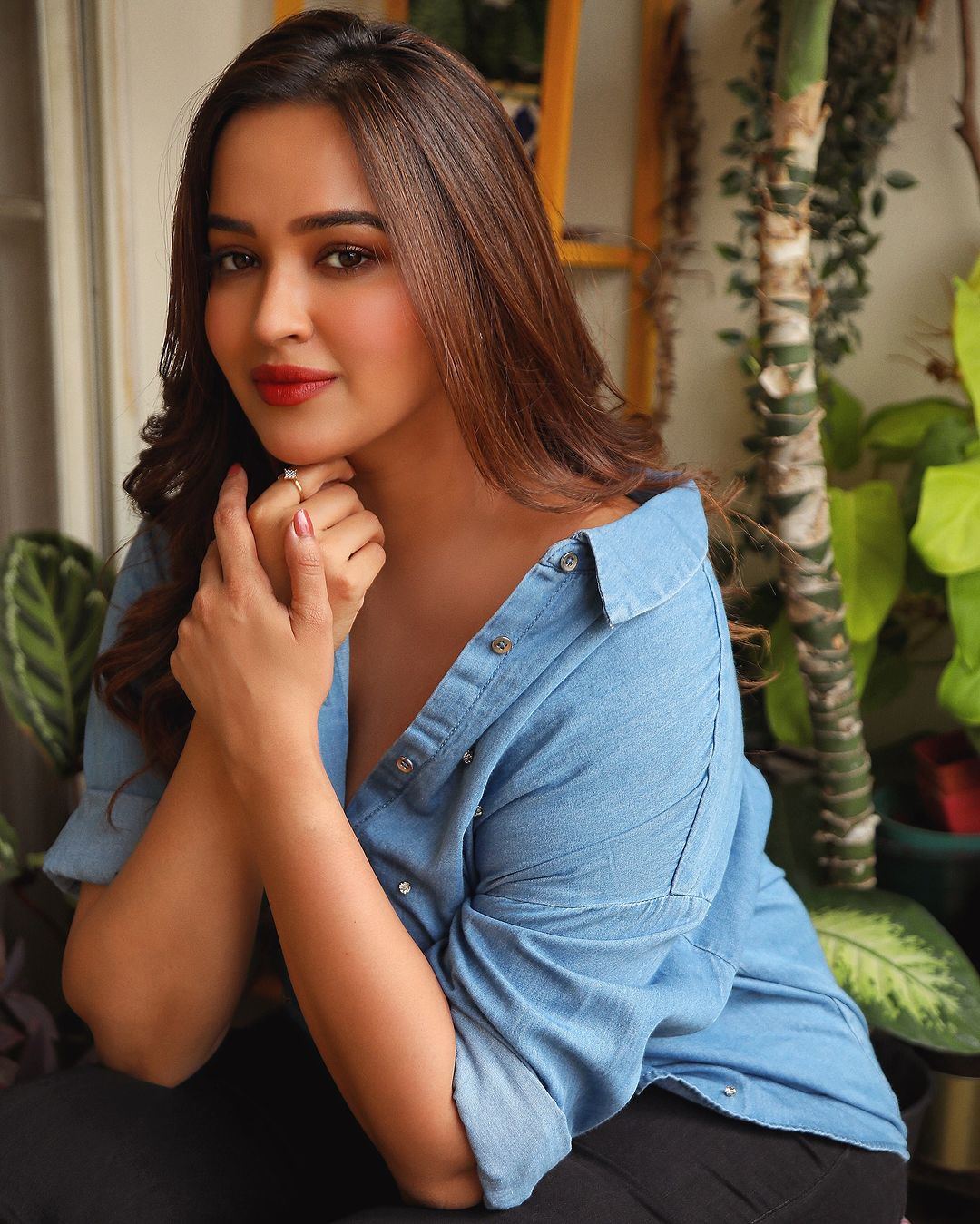 Pujita Ponnada sizzling beauty show