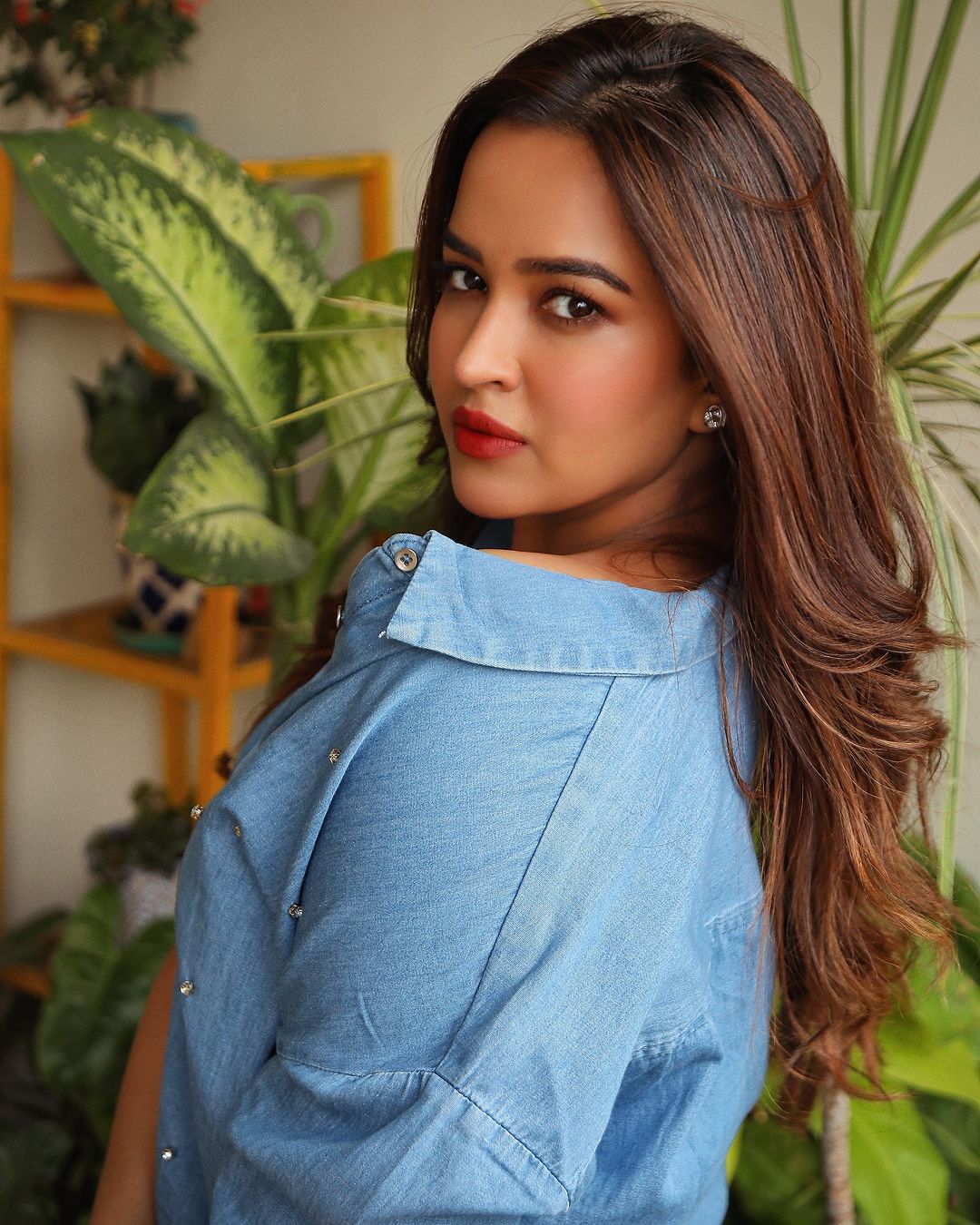 Pujita Ponnada sizzling beauty show