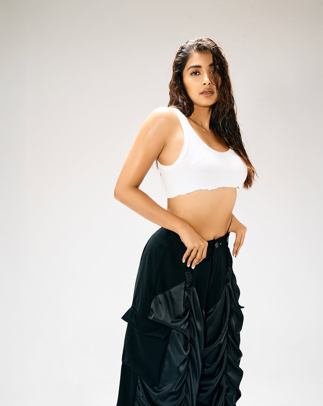 Actress Pooja Hegde Sizzling beauty