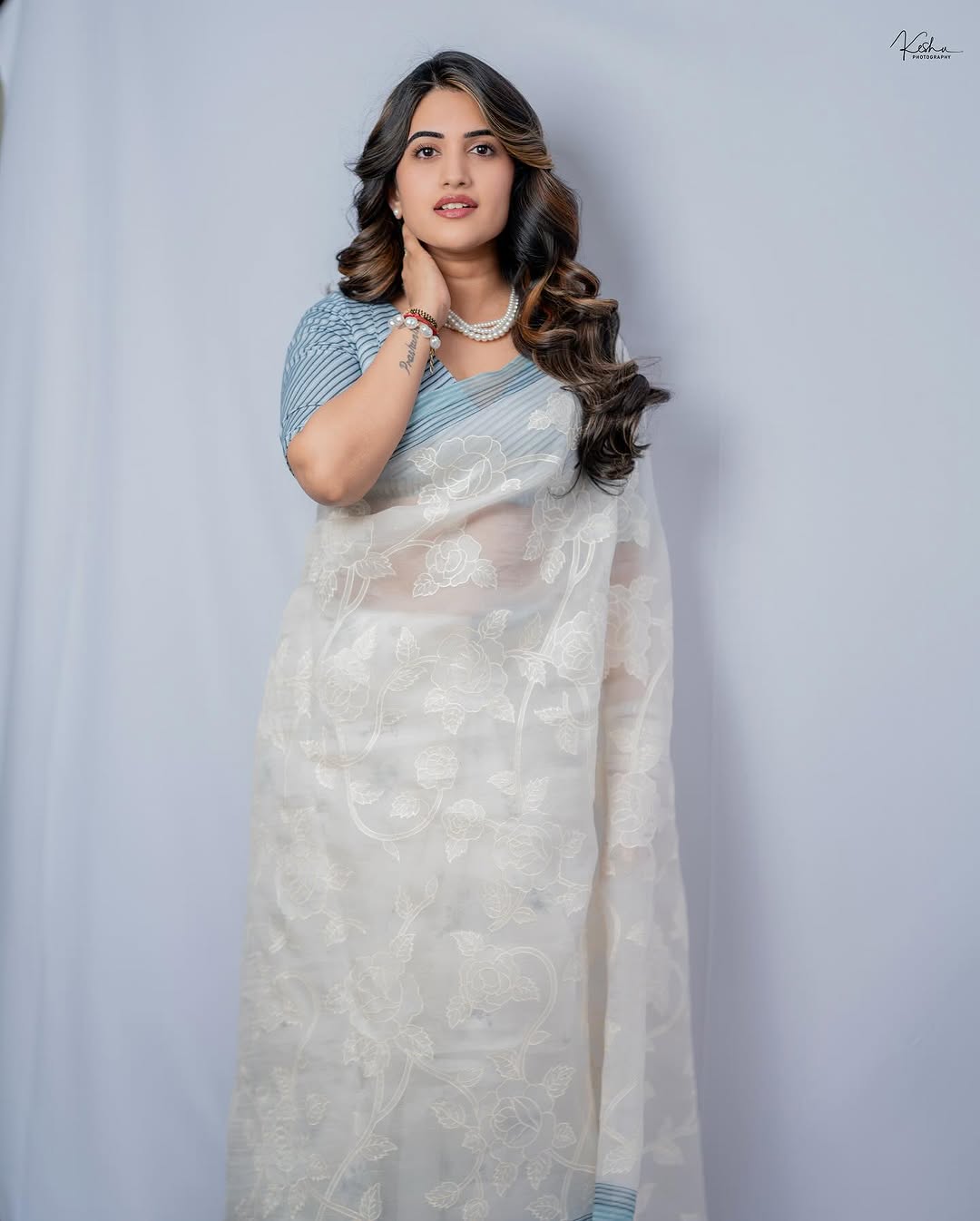 చీరకట్టులో చిచ్చురేపుతున్న స్రవంతి చొక్కారపు.. సరికొత్త లుక్స్‌లో ...