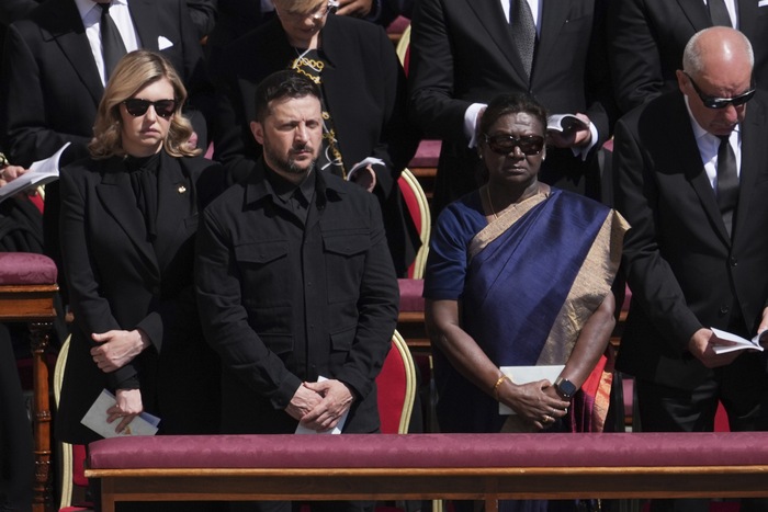 Coffin of Pope Francis Carried Into St. Peter’s Square