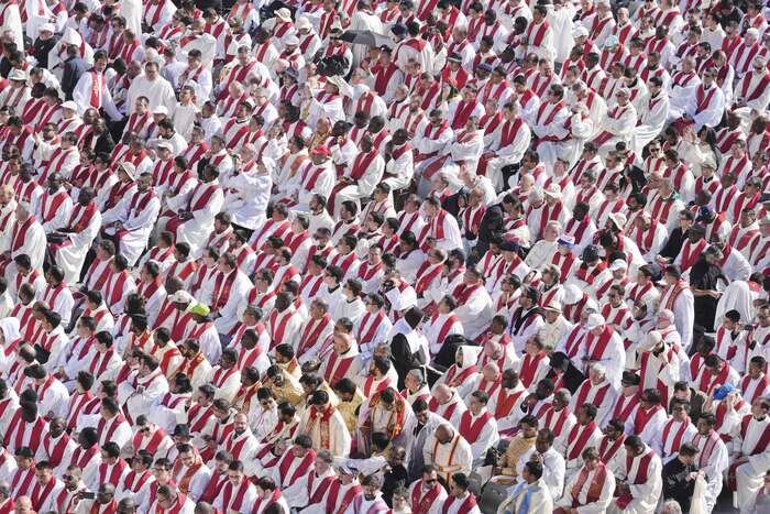 Coffin of Pope Francis Carried Into St. Peter’s Square